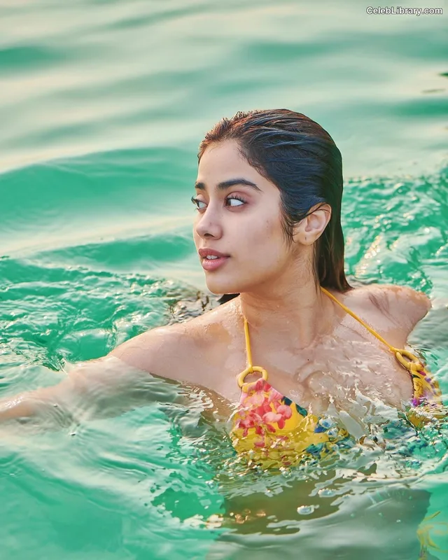 Janhvi Kapoor photo 14 of 235