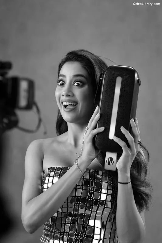 Janhvi Kapoor photo 1 of 235