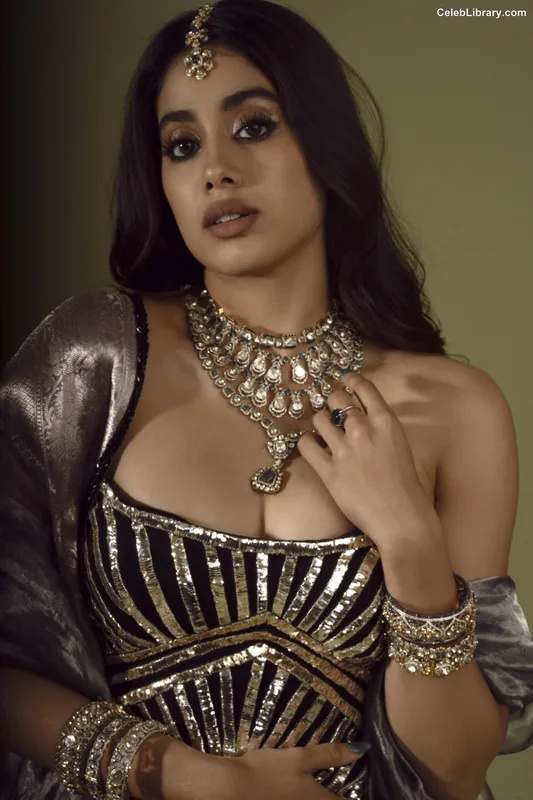 Janhvi Kapoor photo 14 of 235