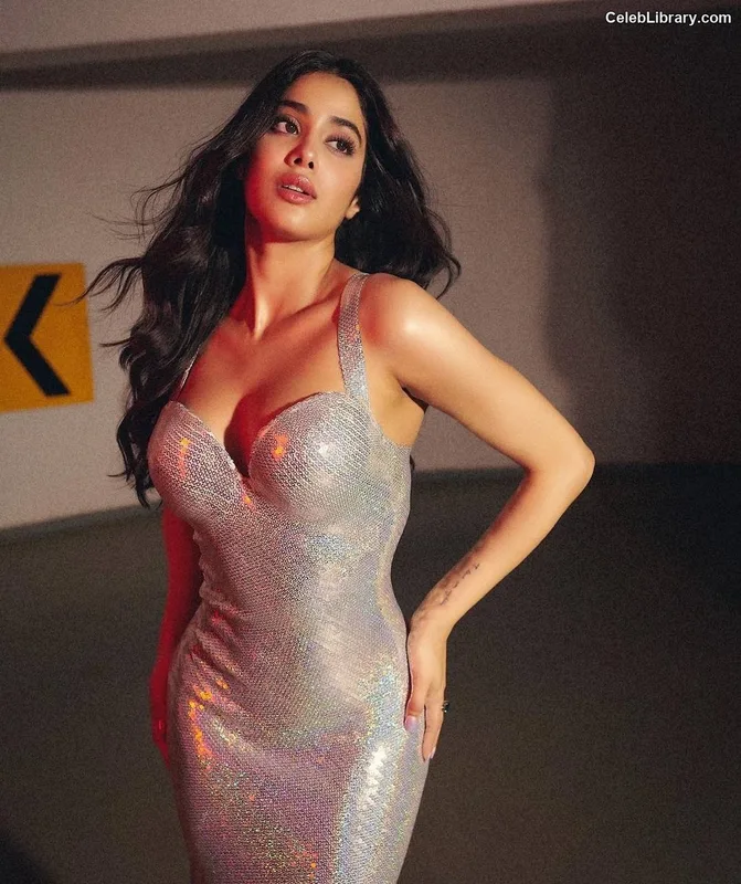 Janhvi Kapoor photo 21 of 235