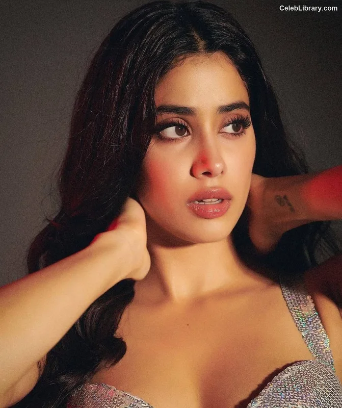 Janhvi Kapoor photo 1 of 235