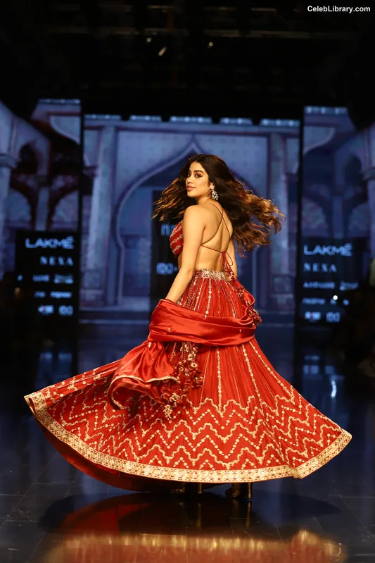 Janhvi Kapoor photo 16 of 235