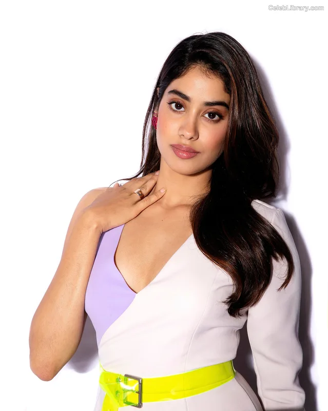 Janhvi Kapoor photo 1 of 235