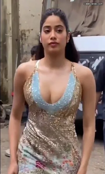 Janhvi Kapoor photo 10 of 235