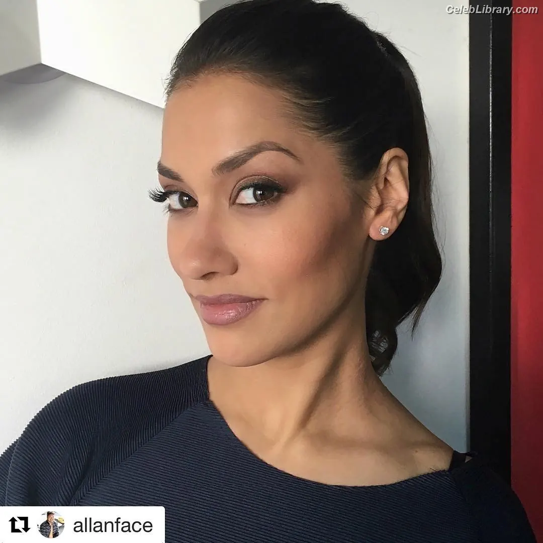 Janina Gavankar photo 10 of 228