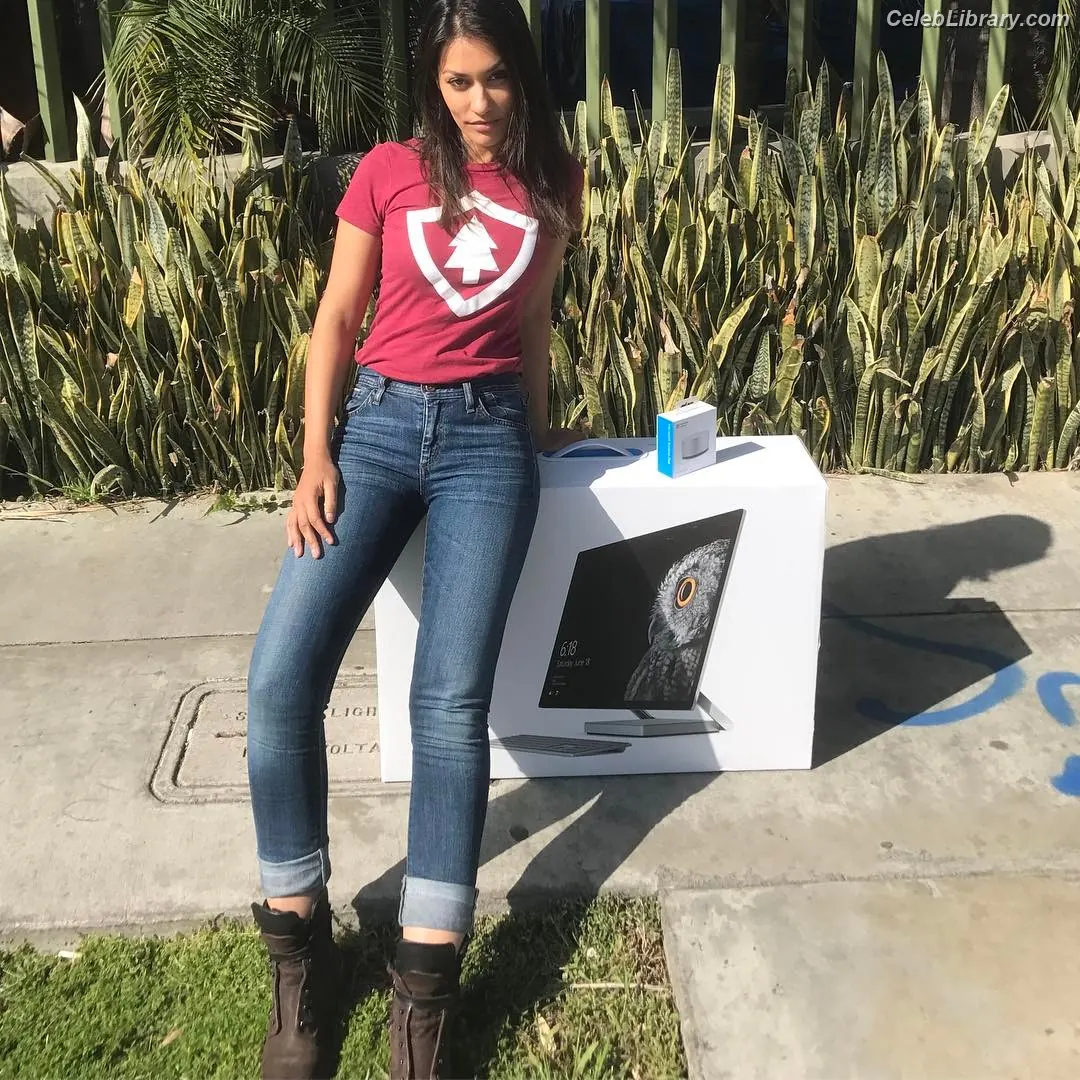 Janina Gavankar photo 18 of 228