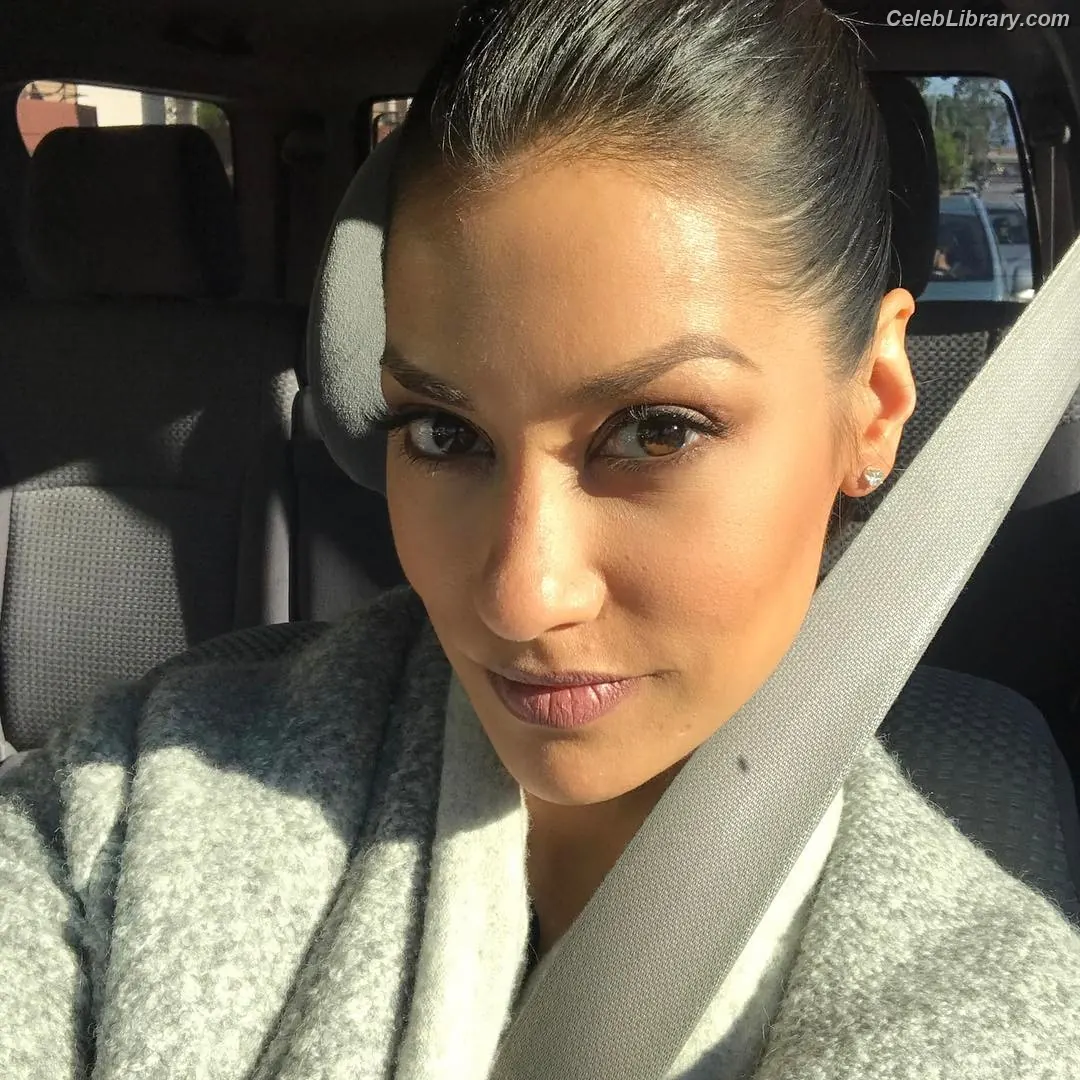 Janina Gavankar photo 22 of 228