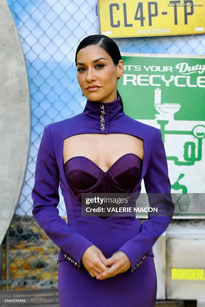 Janina Gavankar photo 22 of 228