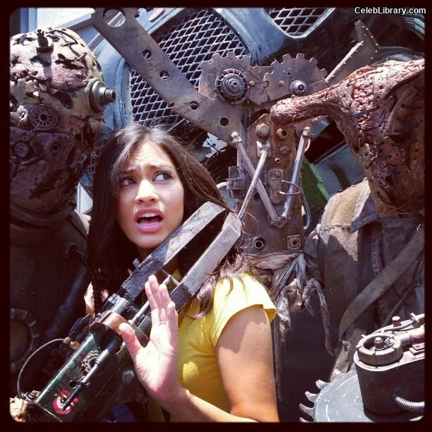 Janina Gavankar photo 5 of 229
