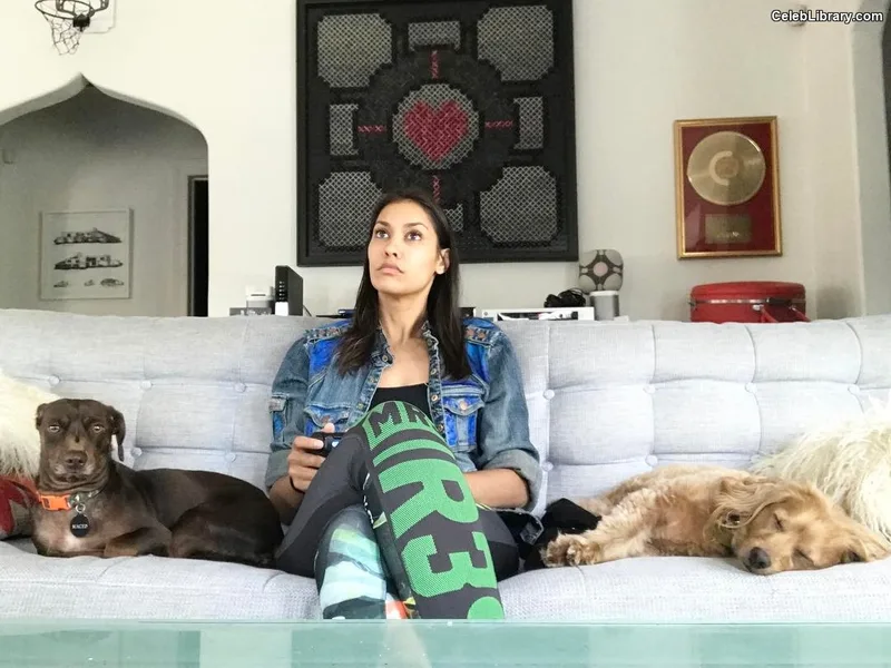 Janina Gavankar photo 9 of 229