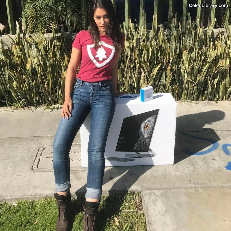 Janina Gavankar photo 18 of 229