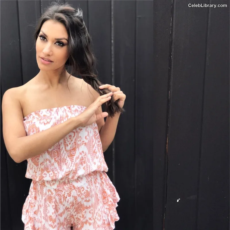 Janina Gavankar photo 19 of 229