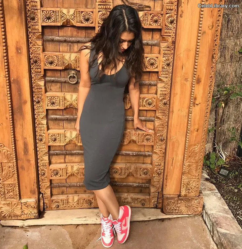 Janina Gavankar photo 1 of 229