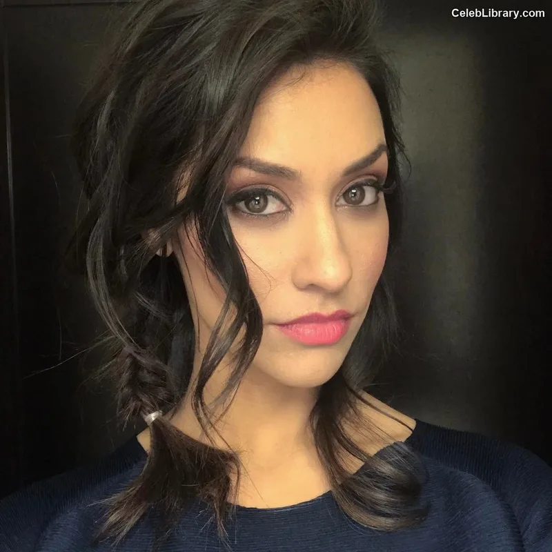 Janina Gavankar photo 7 of 229