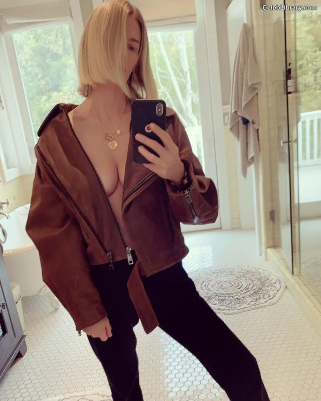 January Jones photo 1 of 302