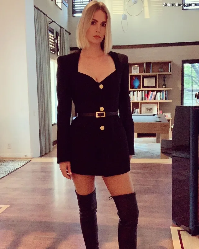 January Jones photo 5 of 302