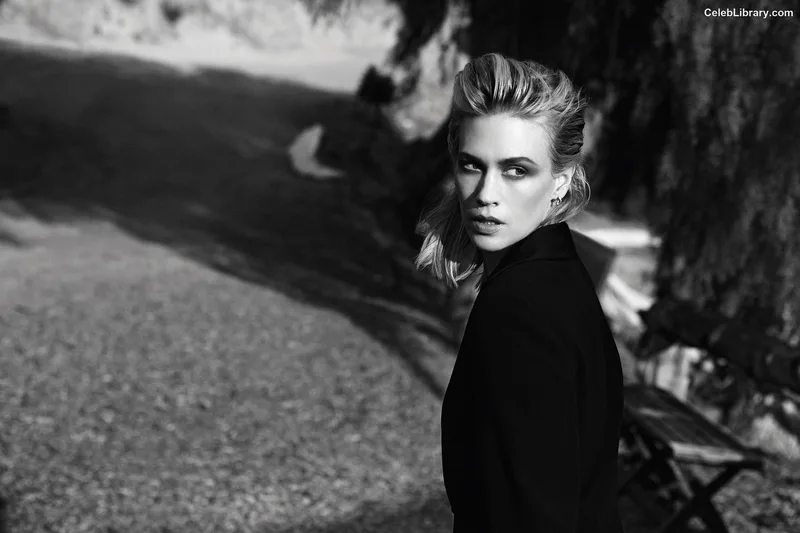January Jones photo 14 of 302