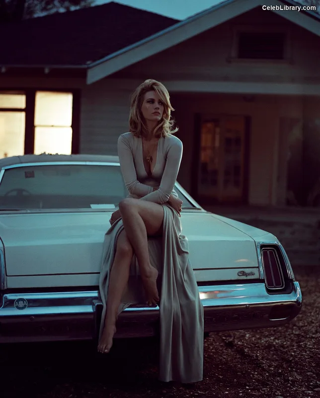 January Jones photo 5 of 302