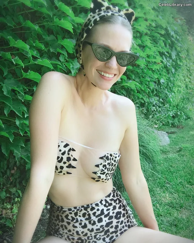 January Jones photo 22 of 302