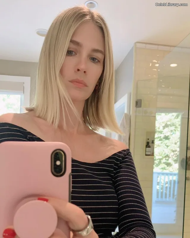 January Jones photo 2 of 302