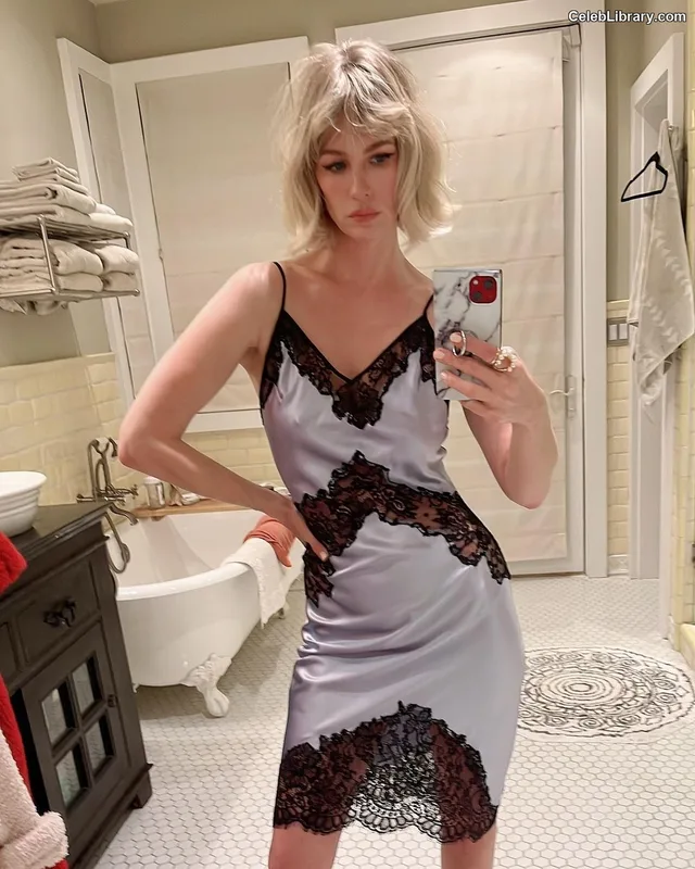 January Jones photo 11 of 302