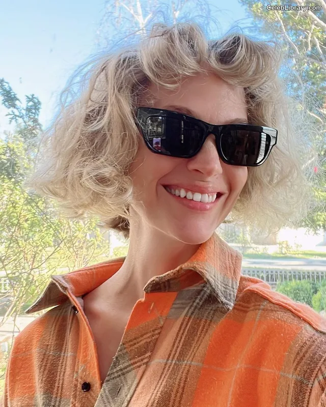 January Jones photo 13 of 302