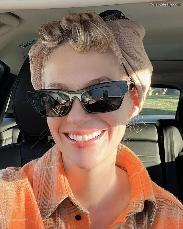 January Jones photo 14 of 302