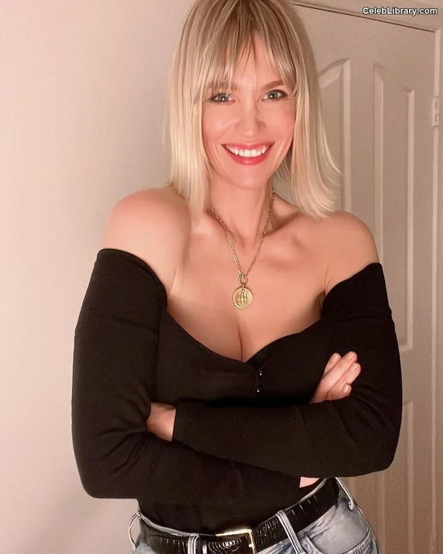 January Jones photo 17 of 302