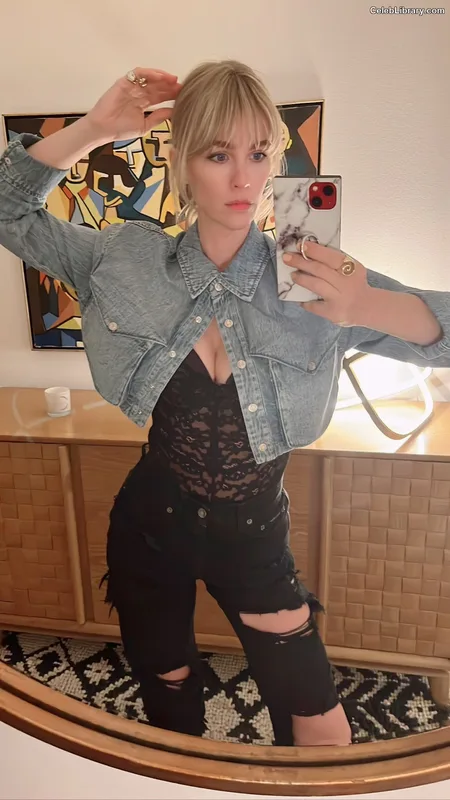 January Jones photo 20 of 302