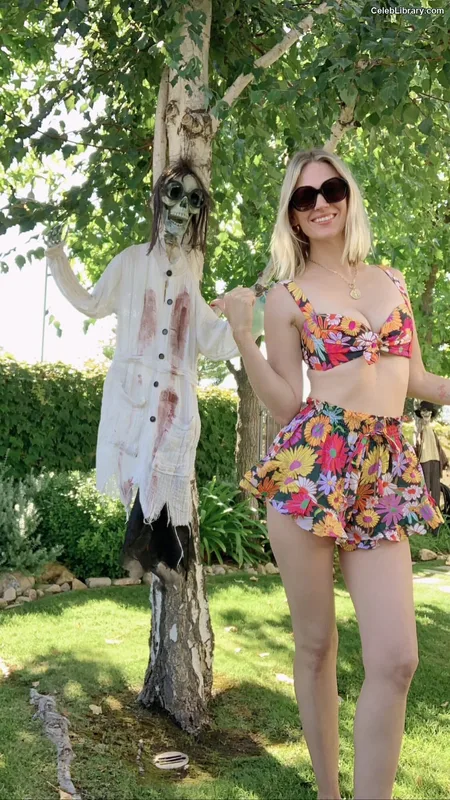 January Jones photo 21 of 302