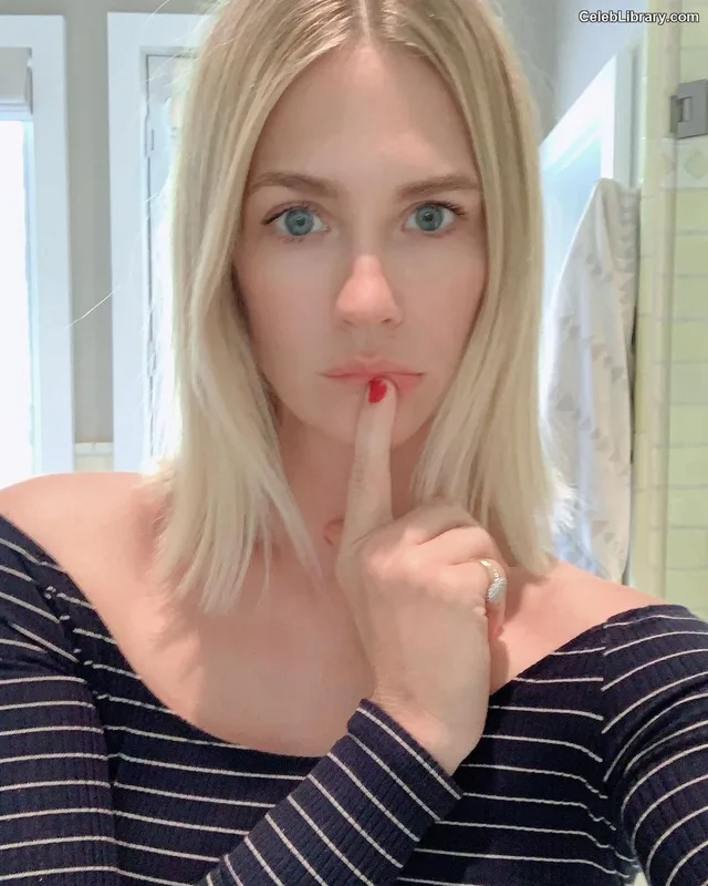 January Jones photo 3 of 302
