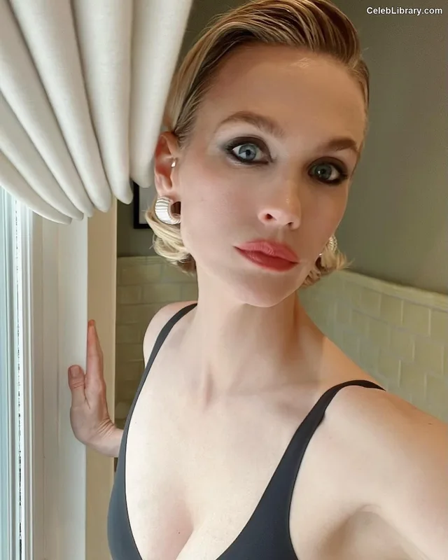 January Jones photo 19 of 302
