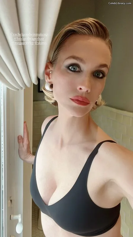 January Jones photo 20 of 302