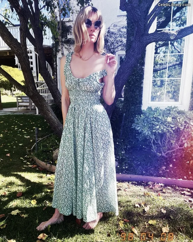 January Jones photo 23 of 302