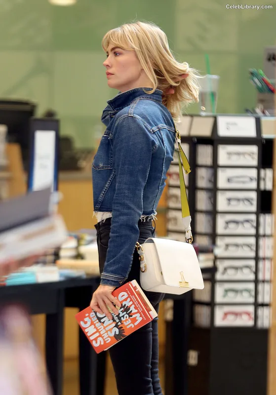 January Jones photo 17 of 302