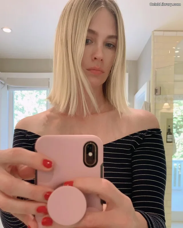 January Jones photo 9 of 302