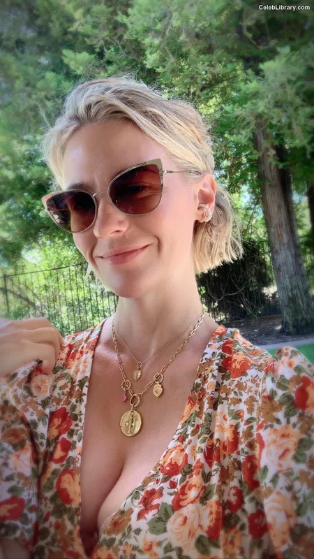 January Jones photo 11 of 302