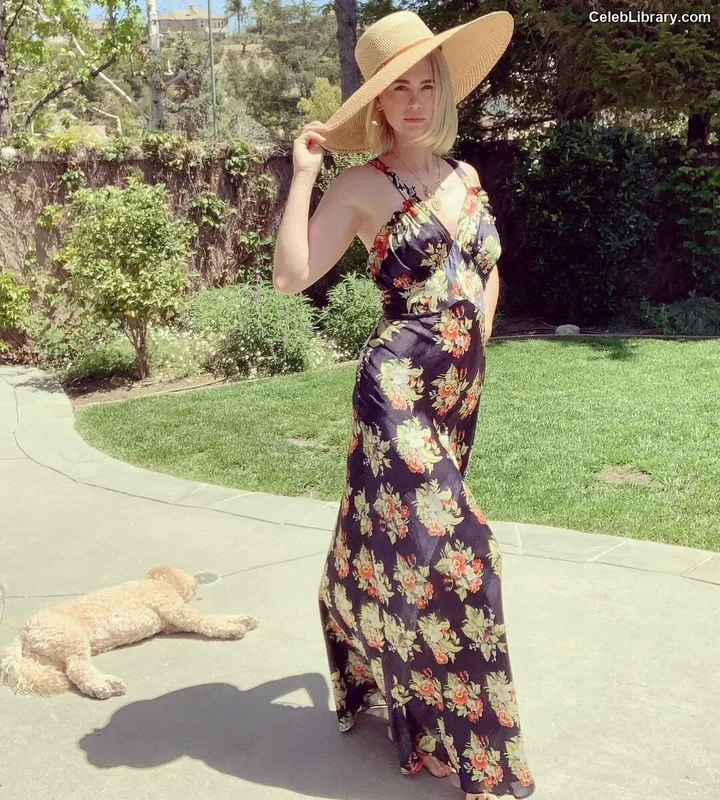 January Jones photo 15 of 302