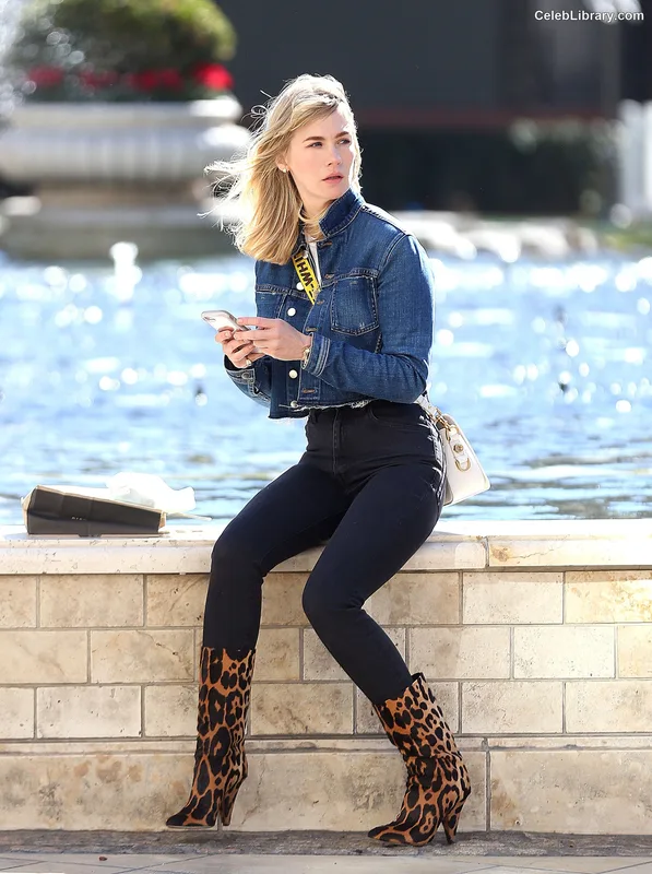 January Jones photo 17 of 302