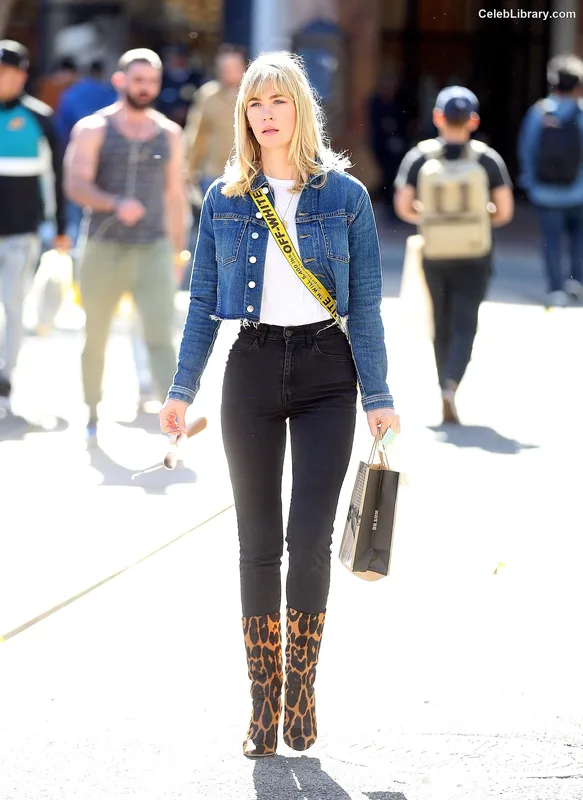January Jones photo 19 of 302