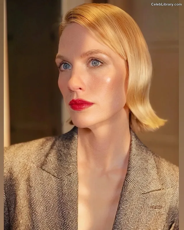 January Jones photo 1 of 302
