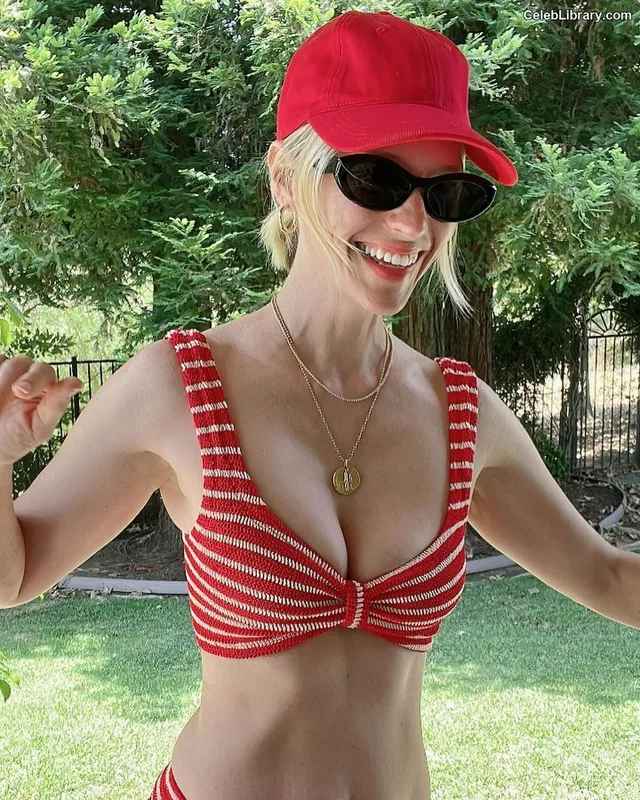 January Jones photo 17 of 302