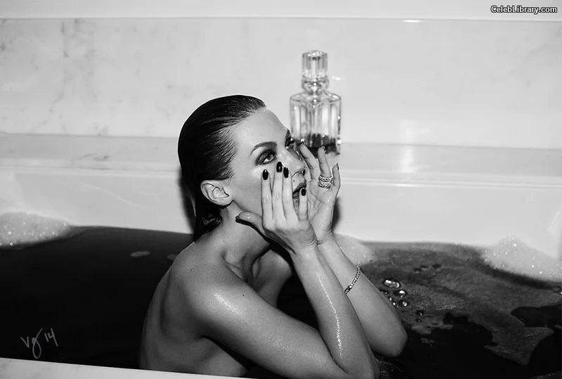 January Jones photo 2 of 302