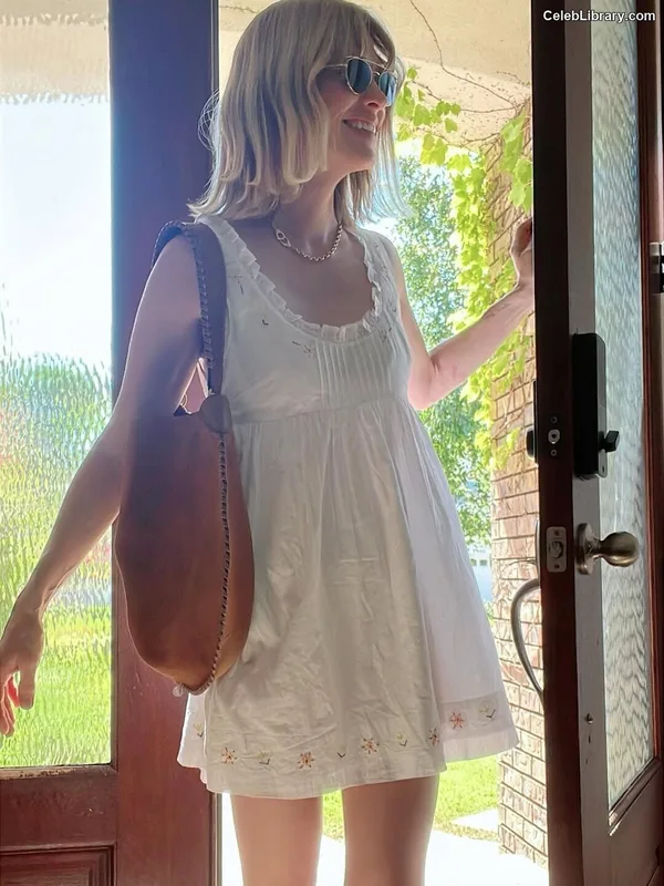 January Jones photo 1 of 302
