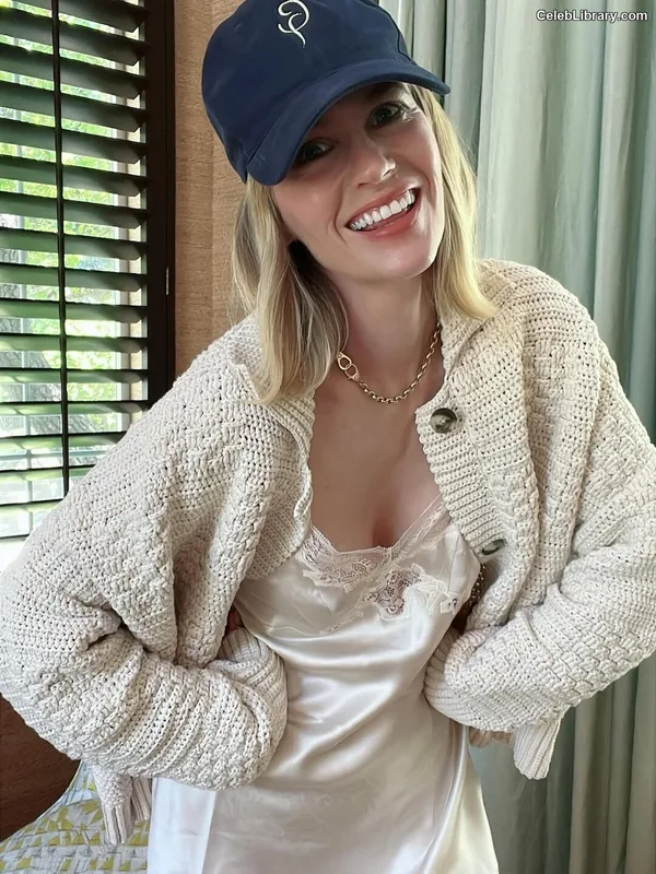 January Jones photo 2 of 302