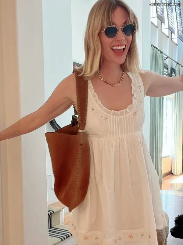 January Jones photo 4 of 302