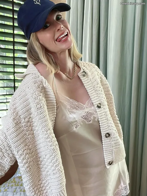 January Jones photo 5 of 302