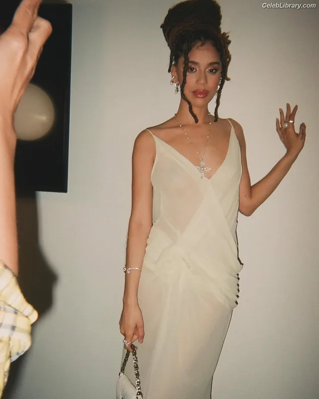Jasmin Savoy Brown photo 17 of 25