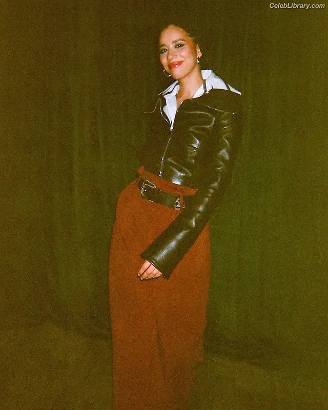 Jasmin Savoy Brown photo 22 of 25