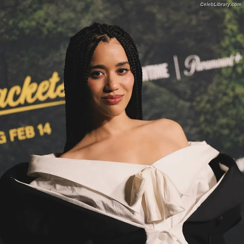 Jasmin Savoy Brown photo 23 of 25